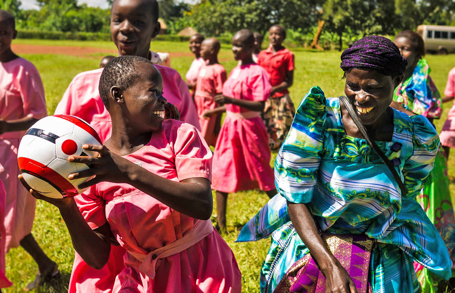Afrikanische Frauen mit Fußball