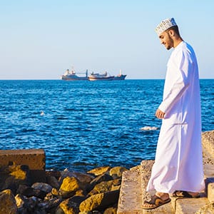 Rundreise Oman Mann am Meer