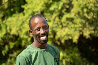 Uganda - Lächelnder Mann in grünem T-Shirt | Gebeco