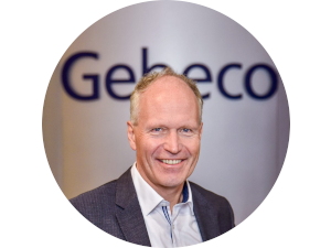 Porträt von Gebeco-Geschäftsführer Michael Knapp vor dem Gebeco-Logo