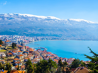 Blick auf den Ohrid See mit bergen im Hintergrund | Gebeco
